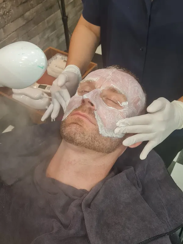 Cleansing face mask with steam
