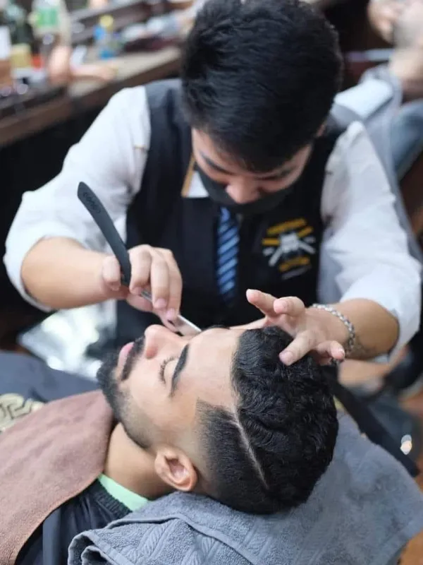 Straight razor line-up on the beard