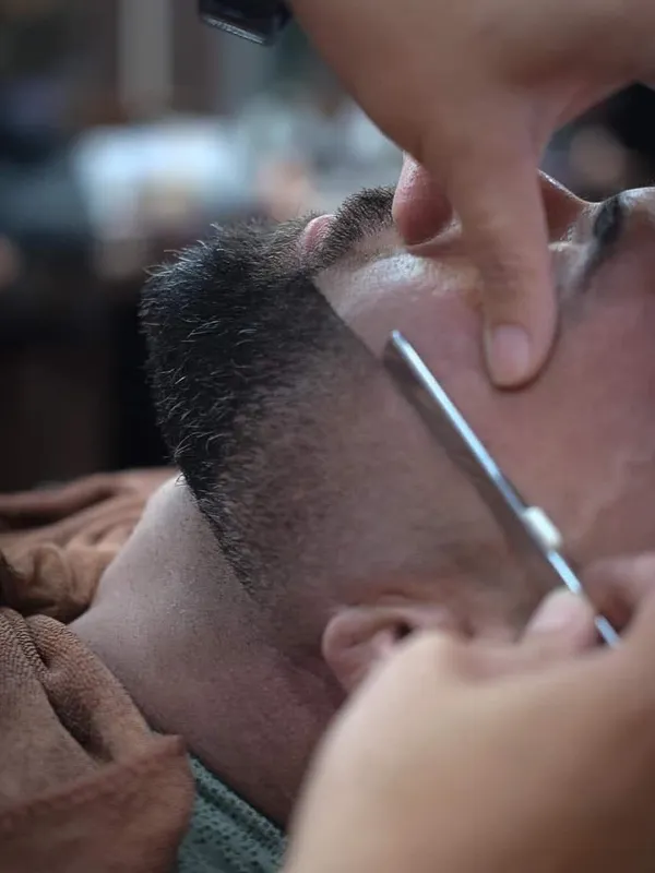 Close straight razor shave